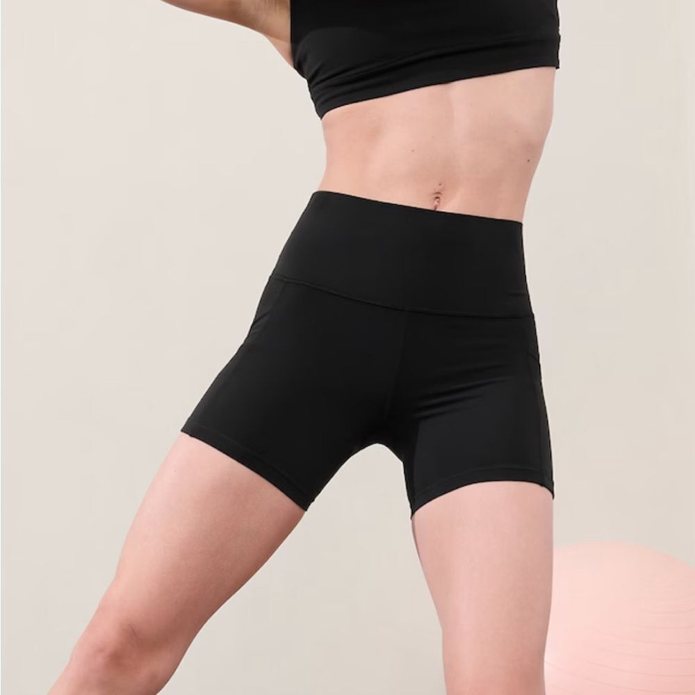 NWT Athleta Salutation Stash Pocket 11 5” Short.  Black. 1X